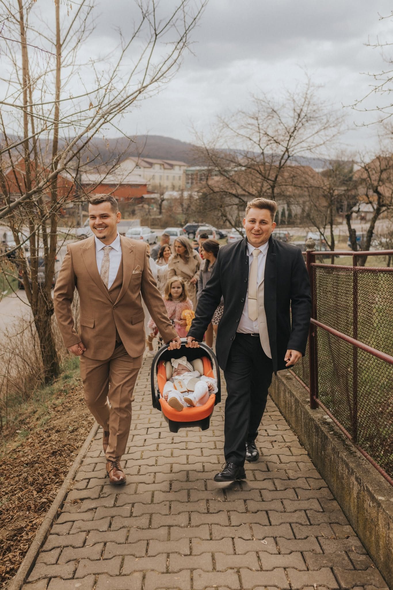 Moment surprins cu părinții și bebelușul pe pat, înainte de botez