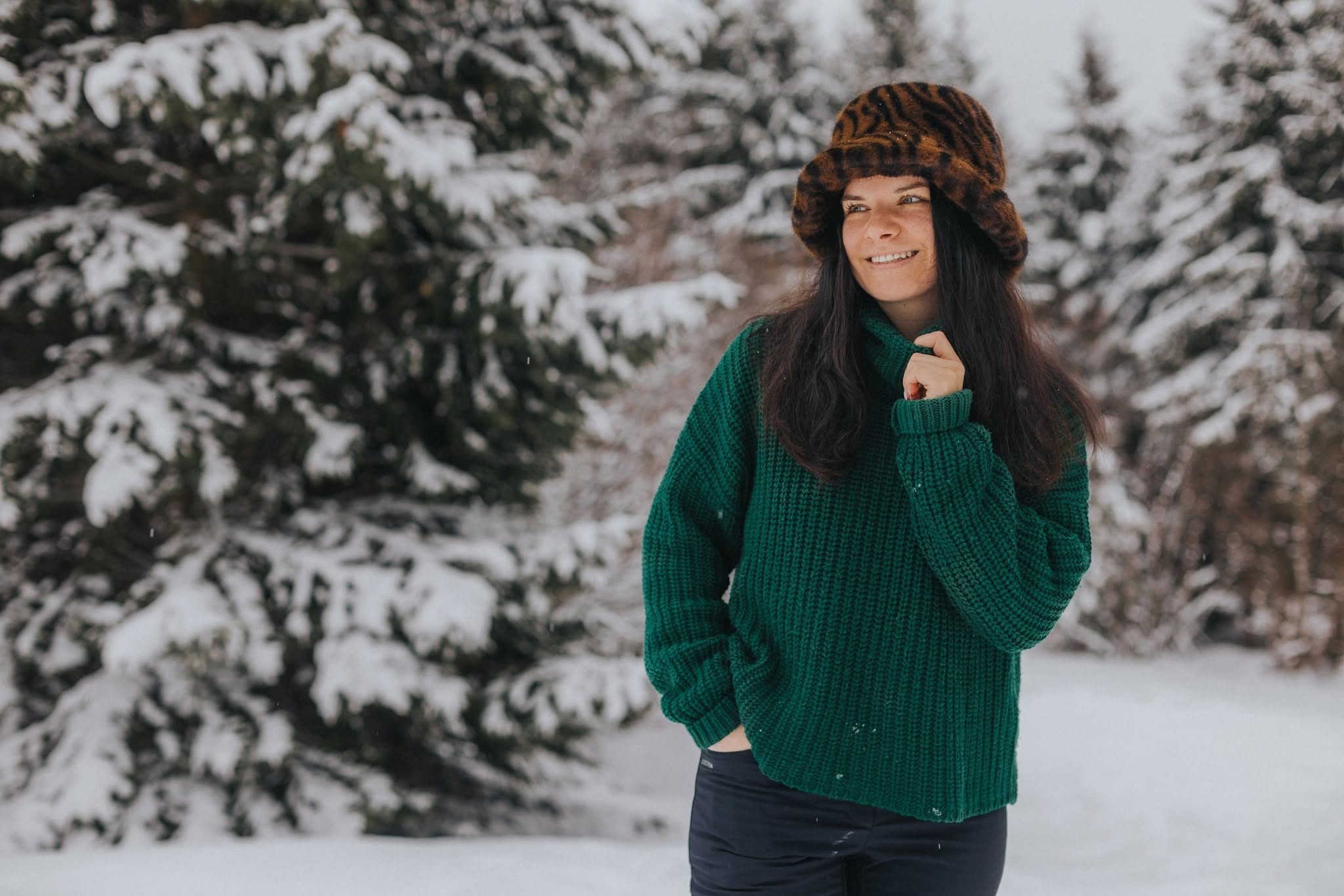 Portret în studio, cu lumină dramatică și fundal viu