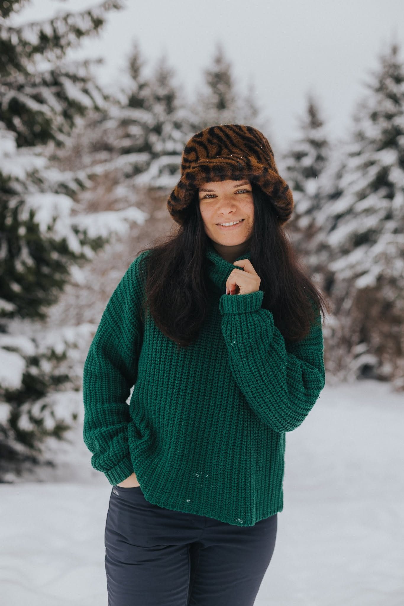 Portret de iarnă printre brazi înzăpeziți, în lumină naturală