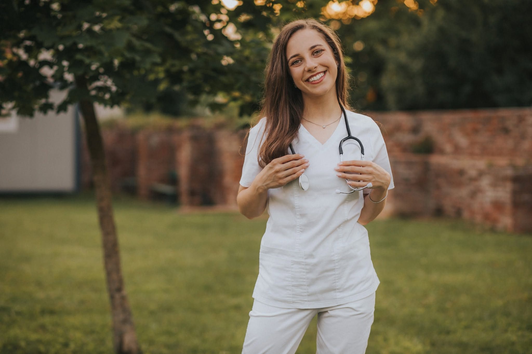 Portret cu o postură relaxată, pe un fundal natural