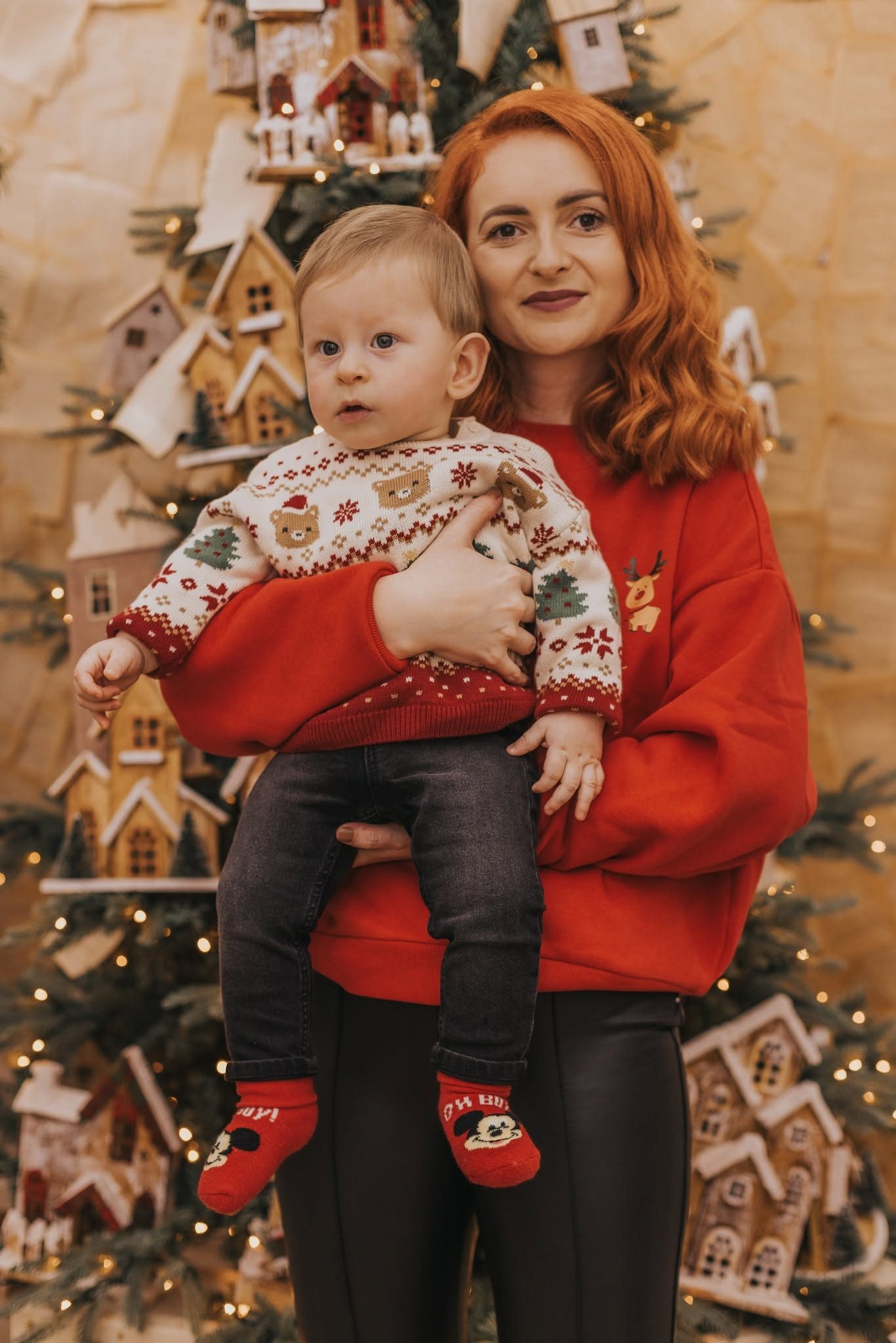 Moment surprins între frați, la ședința foto de Crăciun