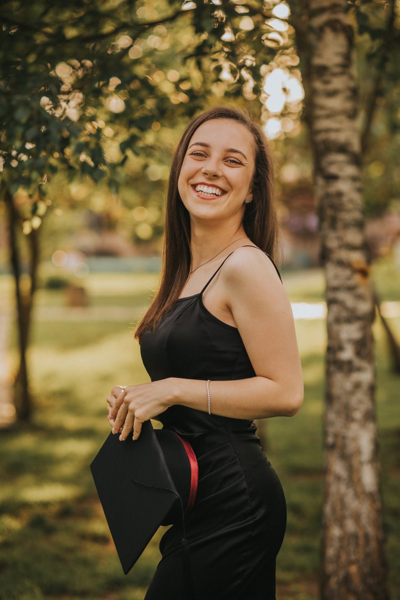 Portret în lumină naturală, în ziua absolvirii