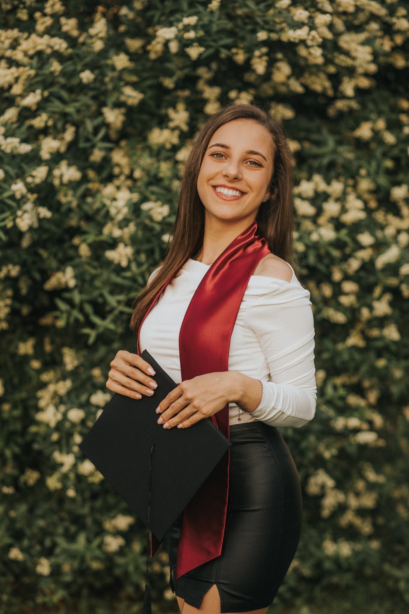 Portret în picioare, în ținuta de absolvire