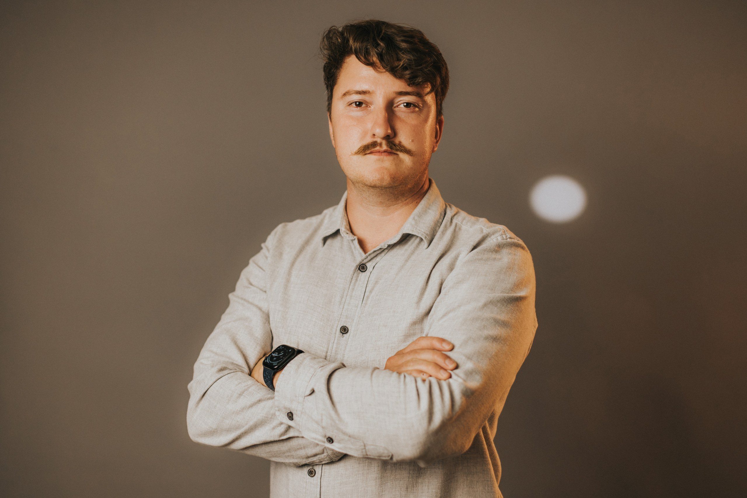 Portret cu ochelari de soare, în lumină caldă de studio