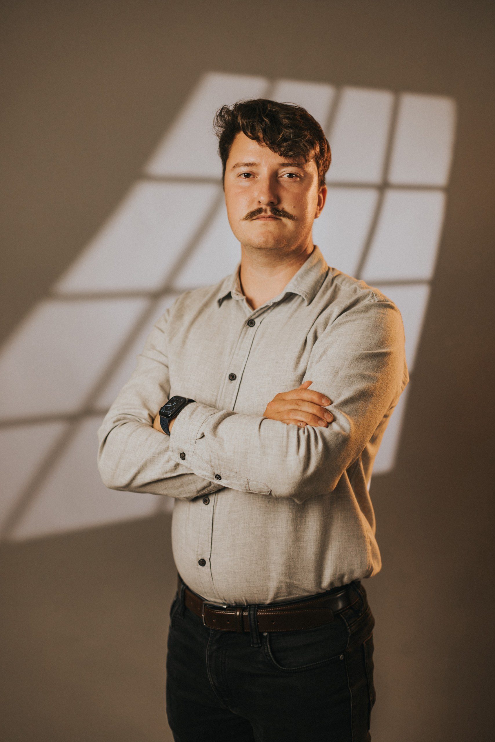 Portret în jachetă de piele, cu iluminare contrastantă