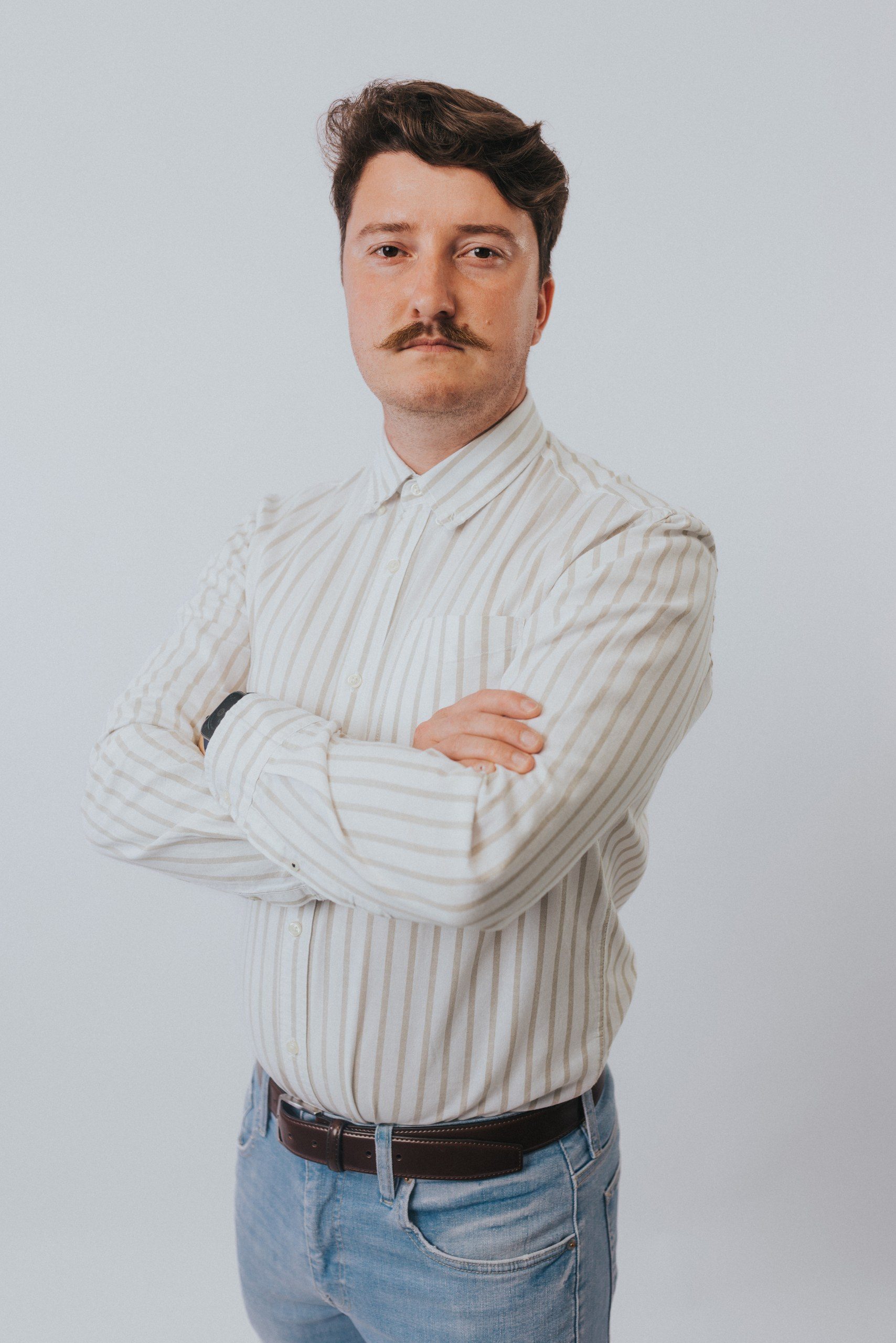 Portret în studio, cu lumină dramatică și fundal viu